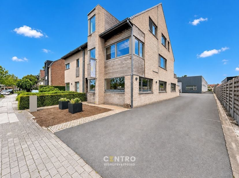 Benaderende OPPERVLAKTEN:<br />
1. Voorgebouw:&amp;nbsp;<br />
Gelijkvloers: 102m² + Eerste verdieping (80m²) + zolderverdieping (67m²)<br />
2. Magazijn: