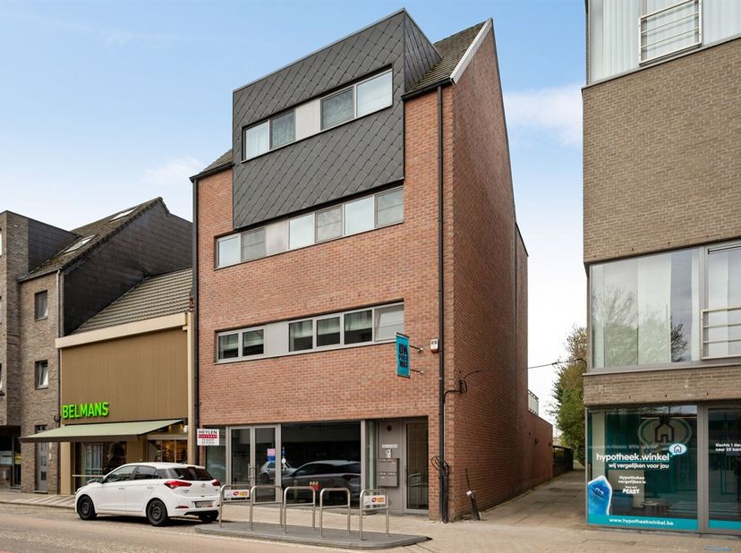 Commerciële kantoorruimte / handelsruimte van 168 m² op toplocatie in centrum Geel<br />
De ruimte deed recent dienst als kledingwinkel, maar is perfe