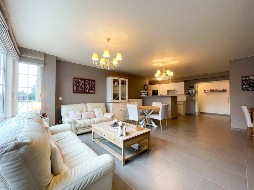 Op wandelafstand van het&amp;nbsp;idyllische Wakken-centrum, nabij de kerktoren kan je dit modern, hedendaags appartement terugvinden.&amp;nbsp;<br />
Vlakbij