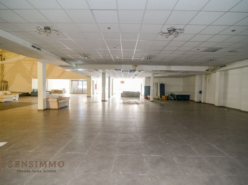Gelegen pal in het centrum van Maasmechelen vindt u deze indrukwekkende handelsruimte met een bruikbare vloeroppervlakte van maar liefst 1.457 m². Dan