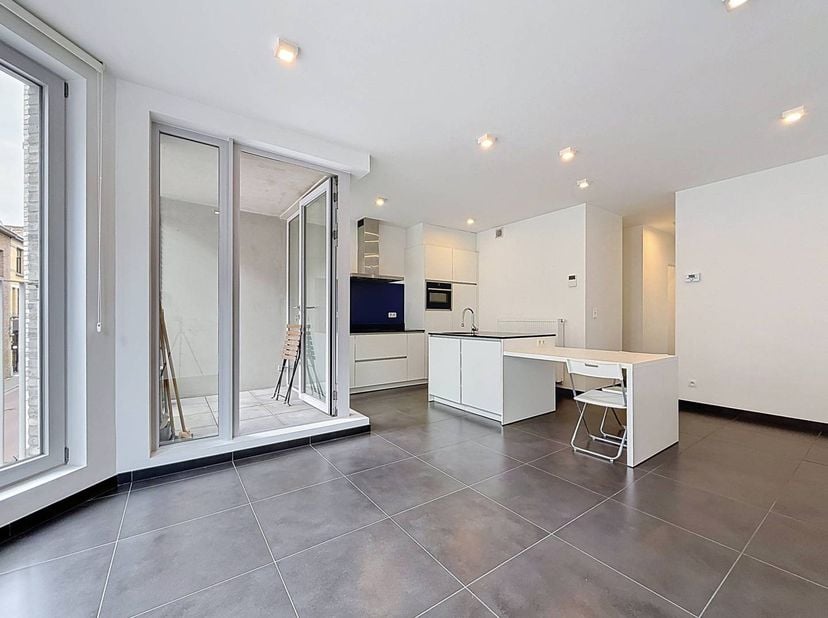 Instapklaar recent appartement te huur in Antwerpen-Noord nabij Park Spoor Noord.<br />
<br />
Eerste verdieping te bereiken met lift:<br />
- woonkam