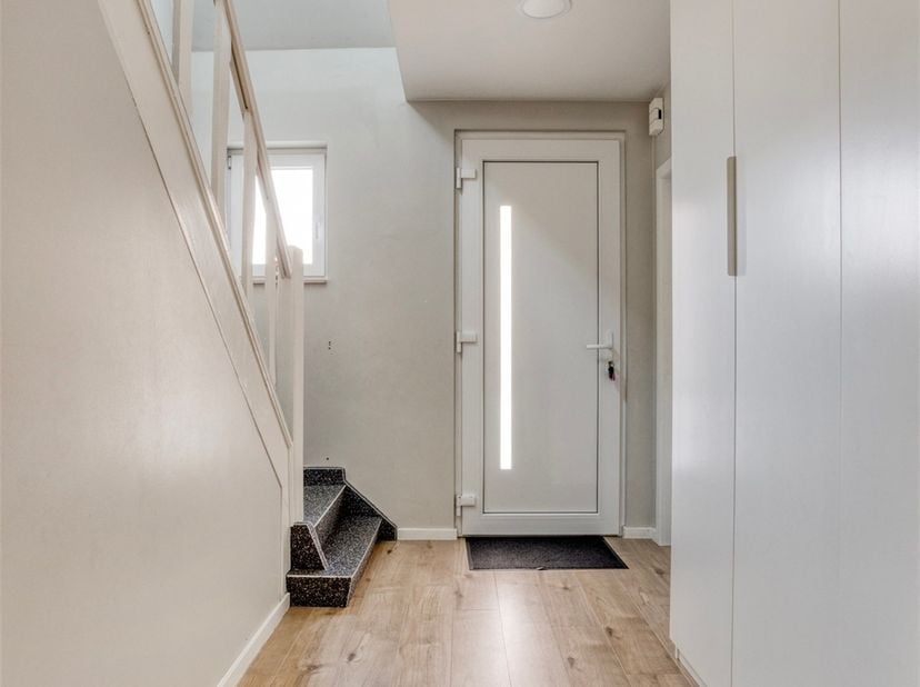 HOB entièrement rénové à un emplacement de choix sur une place tranquille à Genk<br />
<br />
Vous êtes à la recherche d'une maison prête à emménage