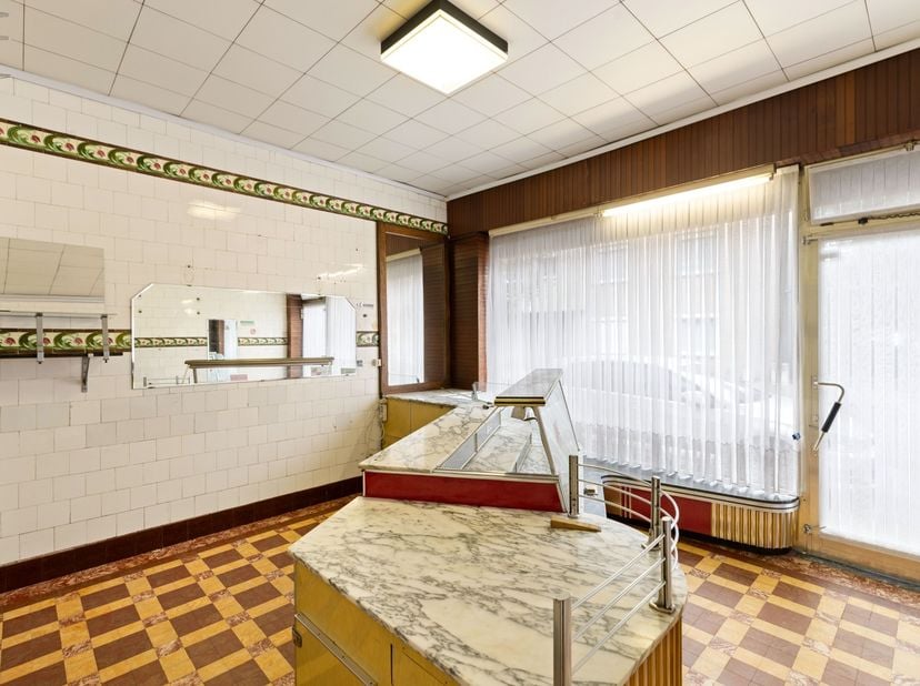 Bent u op zoek naar een woning die u volledig naar uw eigen smaak en wensen kunt renoveren? Dan biedt deze rijwoning in Izegem een uitstekende opportu