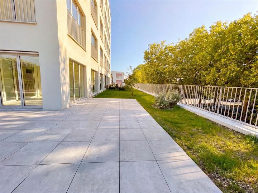 Ontdek dit uitzonderlijke appartement op de eerste verdieping, gelegen in de stijlvolle en groene woonwijk Flora. Dankzij de uitstekende ligging bevin