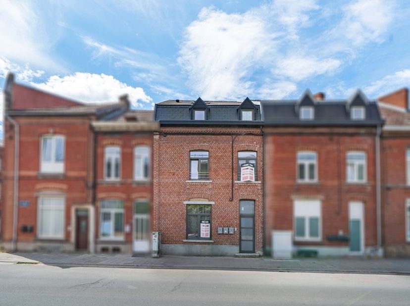 EasyHome stelt u dit mooi gerenoveerd gebouw voor, bestaande uit drie één-slaapkamerappartementen. Het is volledig verhuurd en levert een huuropbrengs