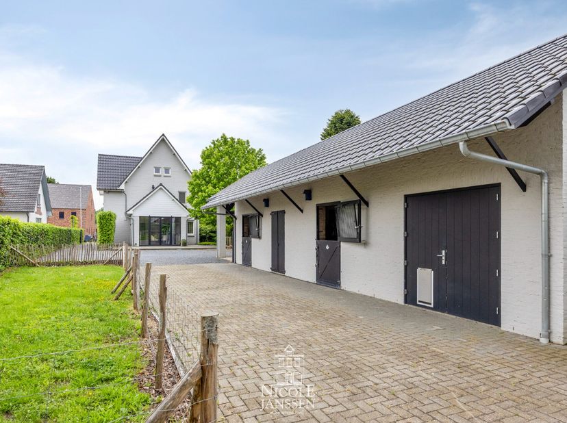 Deze charmante woning heeft veel karakter en werd smaakvol gerenoveerd met behoud van authentieke elementen. De stallingen en diepe tuin maken deze ei