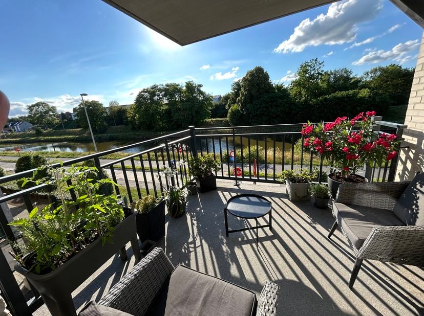 Gelegen te HALLE, met zicht op het kanaal en in een rustige omgeving, stelt QSPOT jou dit uitstekend onderhouden appartement met TERRAS, PARKEERPLAATS