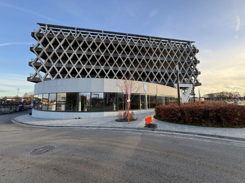 Surface commerciale à louer sur le nouveau site Keerdok à Malines.<br />
L’unité propose 999 m² au total, avec possibilité de division à partir de 477