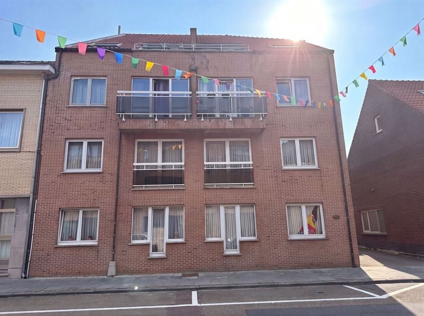 Gezellig 2-slpk appartement met terrasje in het centrum van Maaseik met autostaanplaats en aparte berging.<br />
<br />
ALGEMEEN:<br />
-Gelegen op