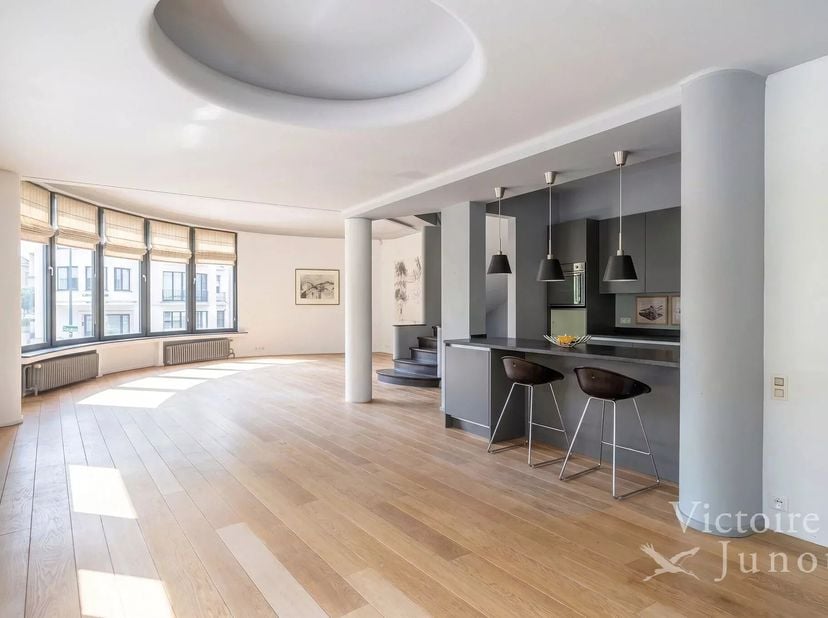 Victoire Junot biedt u, in de buurt van het Square Montgomery, in een groene en gewilde residentiële wijk, dit uitzonderlijke Art Deco stijl huis aan.