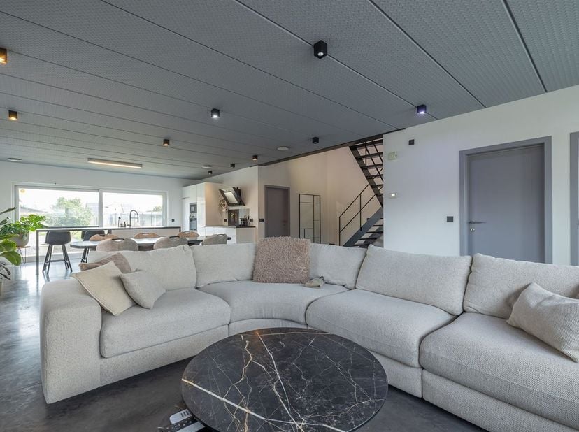 • Energie en techniek (E28, zonnepanelen, ventilatie D, vloerverwarming)<br />
• Uitzonderlijk grote volumes met 4 volwaardige slaapkamers<br />
• Str