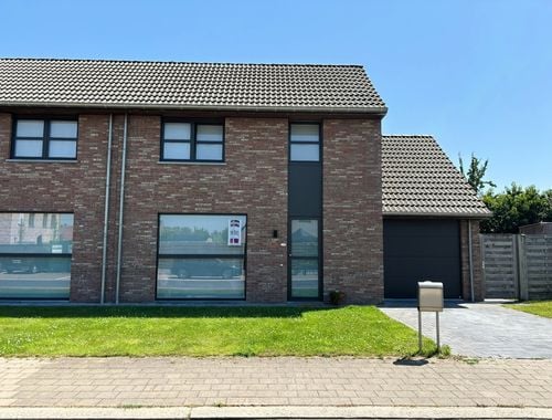                                         Maison jumelée à louer à Roeselare, € 980
