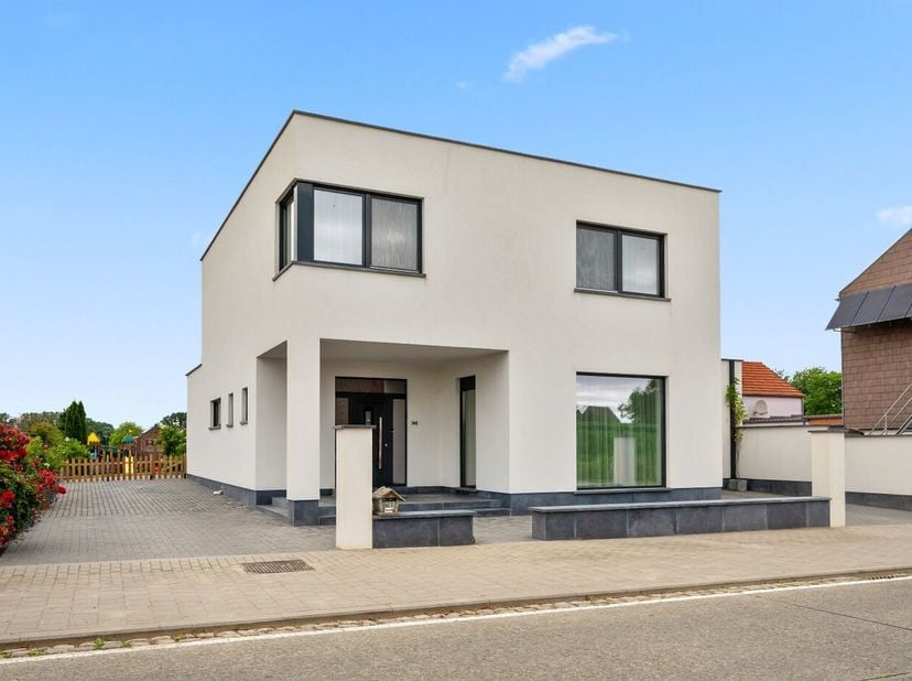 Deze prachtige, moderne woning in Oorbeek is een open bebouwing met een ruime tuin en mooi terras. De woning beschikt over een garage en 5 slaapkamers