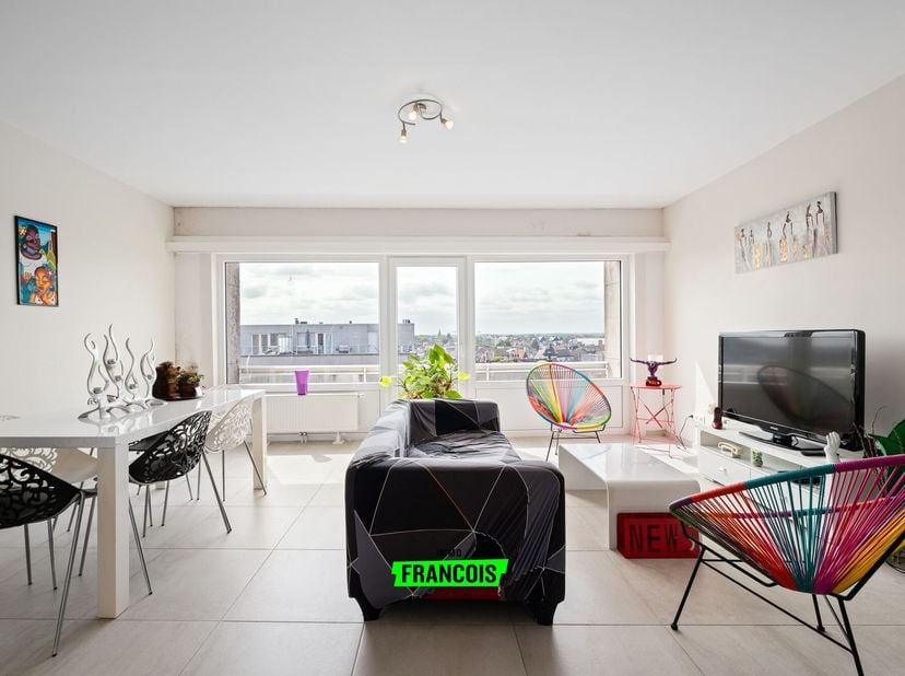 Dit recent volledig gerenoveerde appartement is gelegen op de 6de verdieping van een verzorgde residentie en bevindt zich in uitmuntende staat.<br />