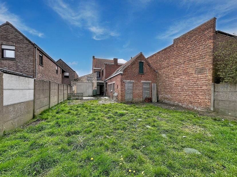 Verder te renoveren woning met veel potentieel in Adegem, gelegen op een rustige locatie met tuin en uitzicht op de velden. Op korte afstand van het c