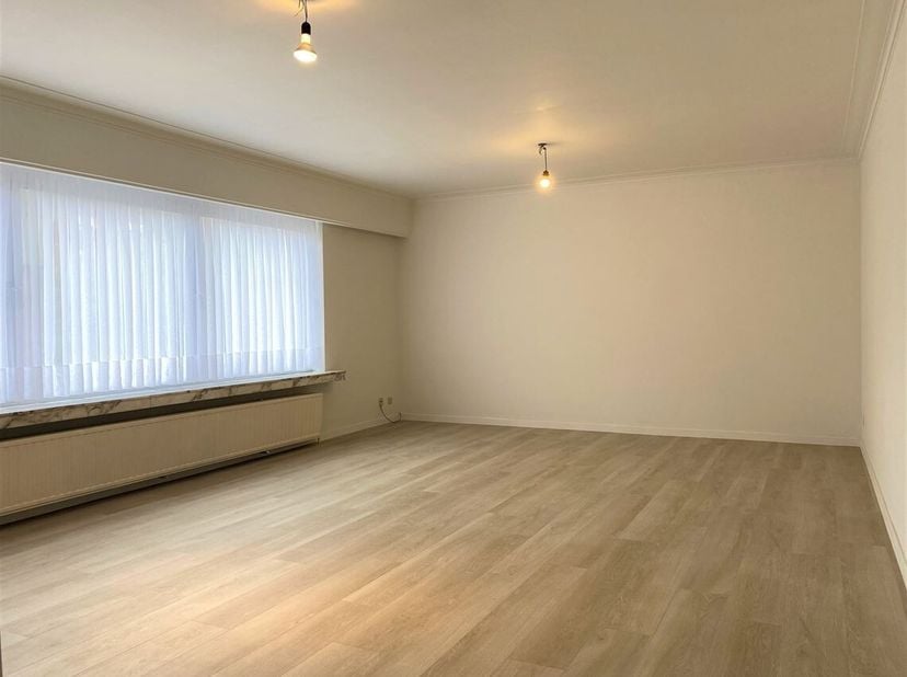 Appartement rénové comprenant 2 chambres, une terrasse et un garage, idéalement situé à Malines<br />
Situation :<br />
Cet appartement est idéalement