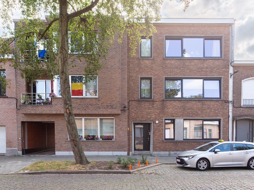 Locatie<br />
<br />
Gelegen aan de Daniel Herreynslaan 40 te Wilrijk, bevindt zich dit opbrengsteigendom op een rustige en centrale locatie. Dankzij