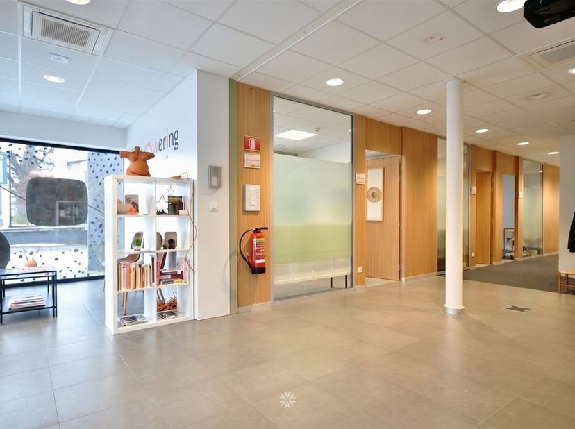 BERCHEM - Bent u op zoek naar een veelzijdige handelsruimte of kantoorruimte in centrum Berchem? <br />
Dan is dit pand misschien wel iets voor u! <b