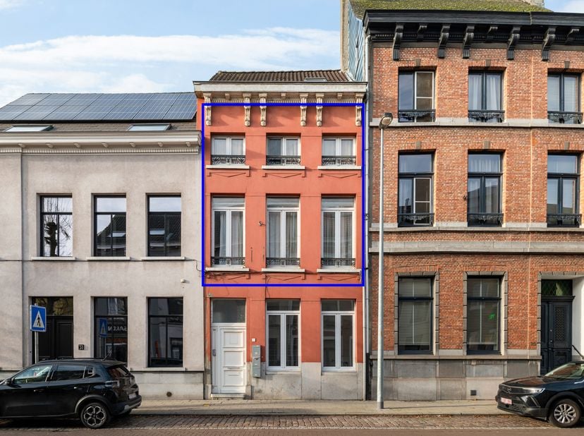 Dit gelijkvloers appartement bevindt zich op een toplocatie in het befaamde, historische Lier, een stad waar werkelijk altijd iets te beleven valt. Va