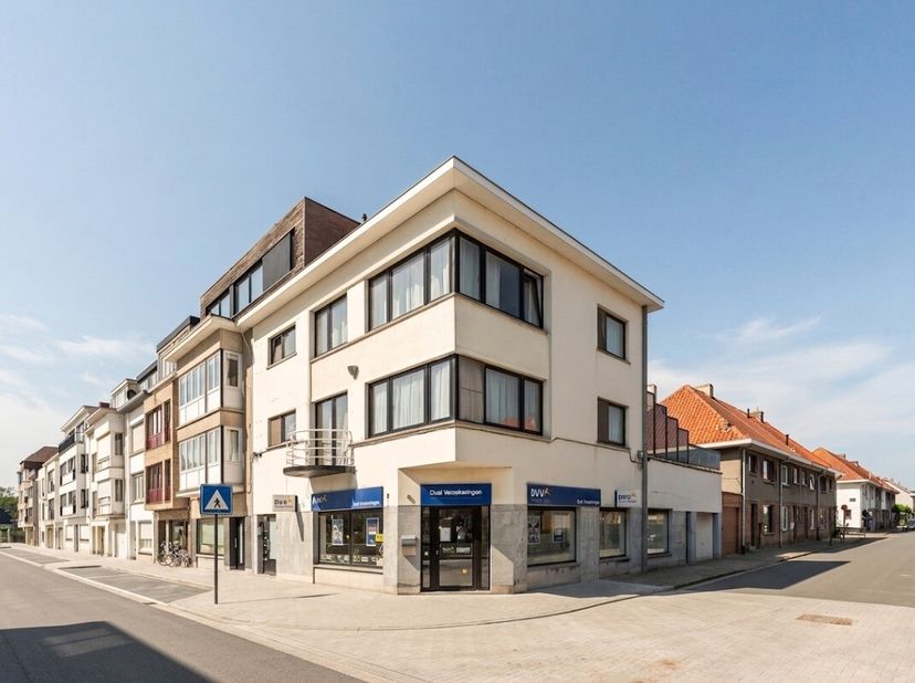 Heist: Instapklaar handelspand te koop met uitstekende visibiliteit én garagebox in Heist. Bent u op zoek naar een instapklaar handelspand met een int