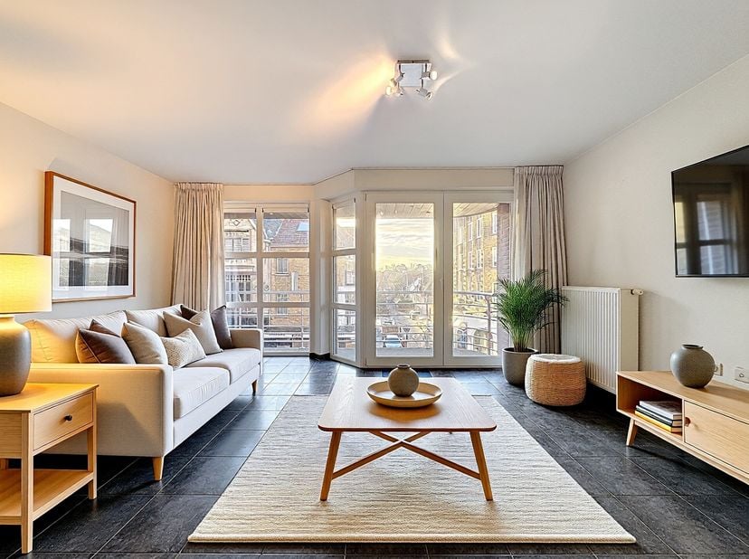 Appartement ensoleillé situé près de la plage et des magasins.&amp;nbsp; L'appartement se trouve au deuxième étage et comprend: entrée, cuisine équipée, l