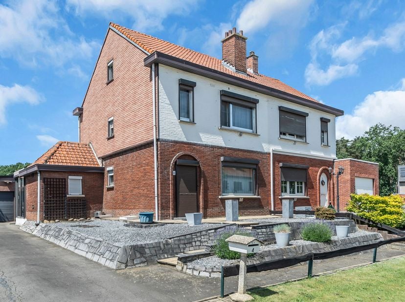 In een rustige straat, op een centrale locatie in Koersel, bevindt zich deze verzorgde halfopen gezinswoning. Met een perceel van 577 m², een aangenam
