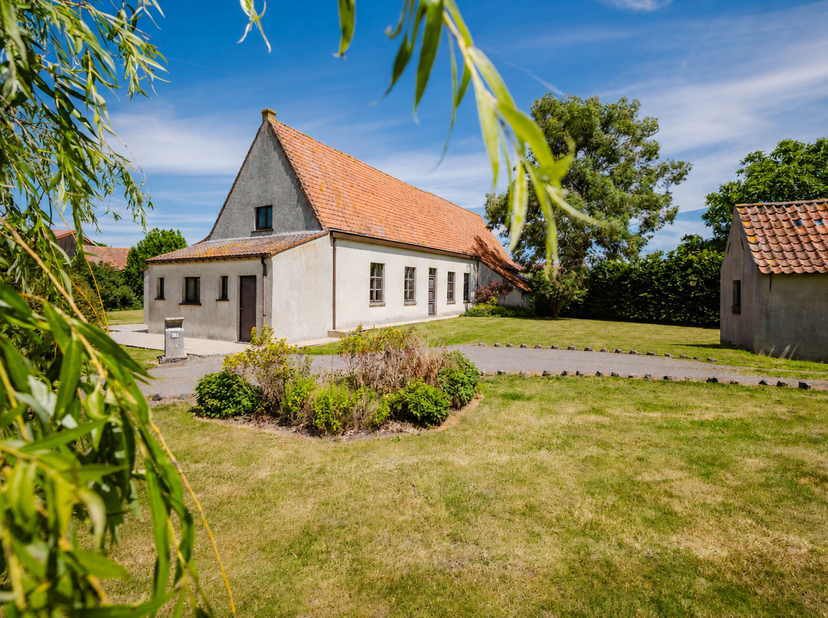LIGGING<br />
Deze karaktervolle hoeve geniet van een rustige en landelijke ligging te Poesele, een charmante deelgemeente van Deinze. Omgeven door ui