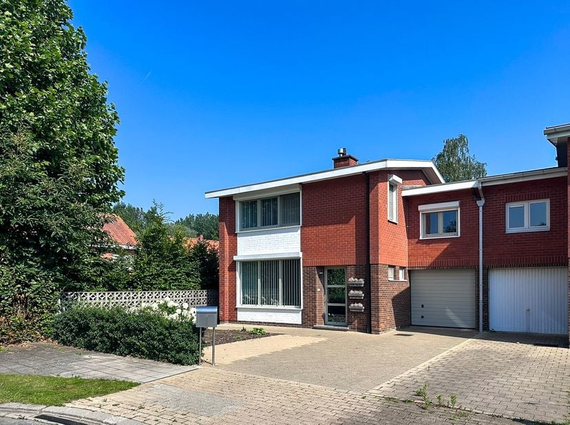 Lichtrijke gezinswoning te koop in een rustige wijk te Vlamertinge. Deze halfopen woning geniet van 4 slaapkamers, garage, oprit én tuin! Perfect onde