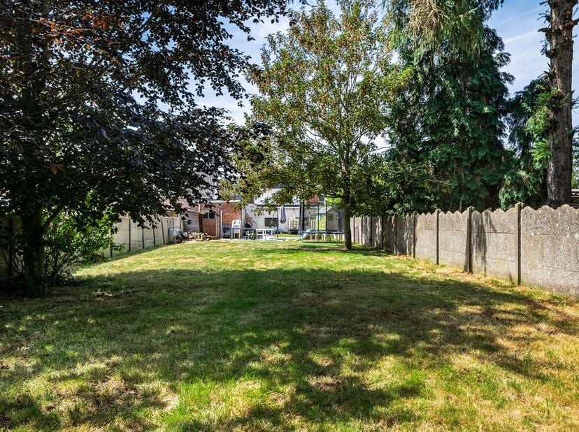 HOB met 2 slaapkamers op 670m²! <br />
De woning dateert van 1976 en werd doorheen de jaren gedeeltelijk gerenoveerd. Zo werden onder meer het plat da
