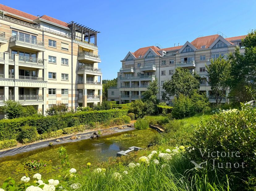 Gepresenteerd door Yanis Morsa : 0487 71 46 10 / yanis.morsa@victoire.be<br />
Victoire Junot biedt dit prachtige appartement met 3 slaapkamers van ±1