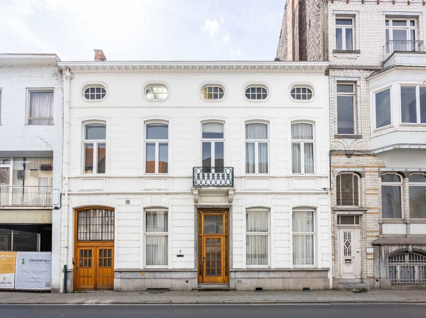 Deze karaktervolle herenwoning ligt in het centrum van Aalst en heeft een grote bewoonbare oppervlakte van 473 m². Op het gelijkvloers vindt u de inko