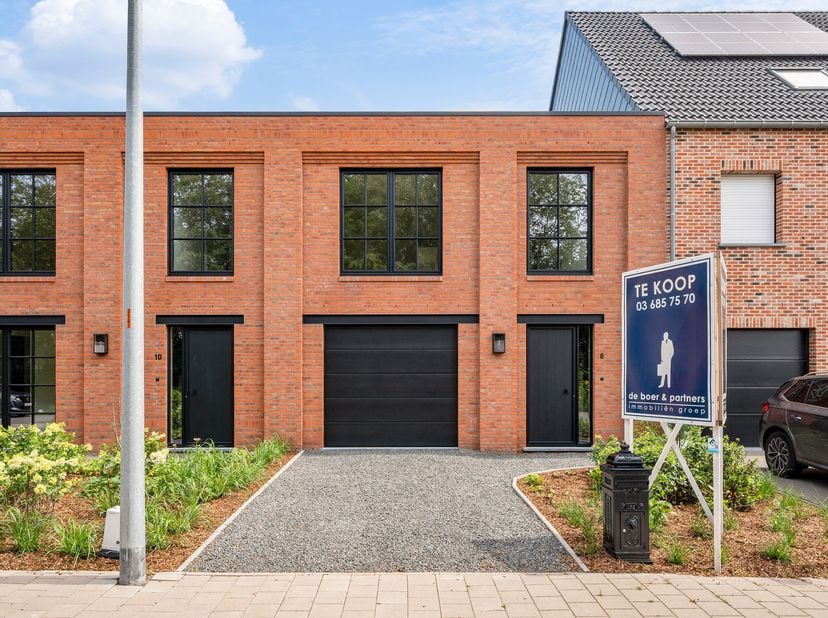 Moderne, kwalitatieve nieuwbouwwoning met warmtepomp en zonnepanelen en weids groen uitzicht.<br />
Deze recente en kwalitatieve nieuwbouwwoning met s