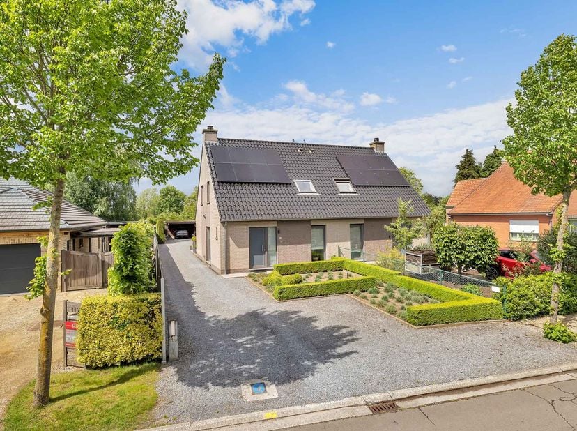 In het landelijke en vlot bereikbare Olsene (Zulte) bevindt zich deze verzorgde halfopen bebouwing van 2010 op een perceel van 539 m². Met een bewoonb
