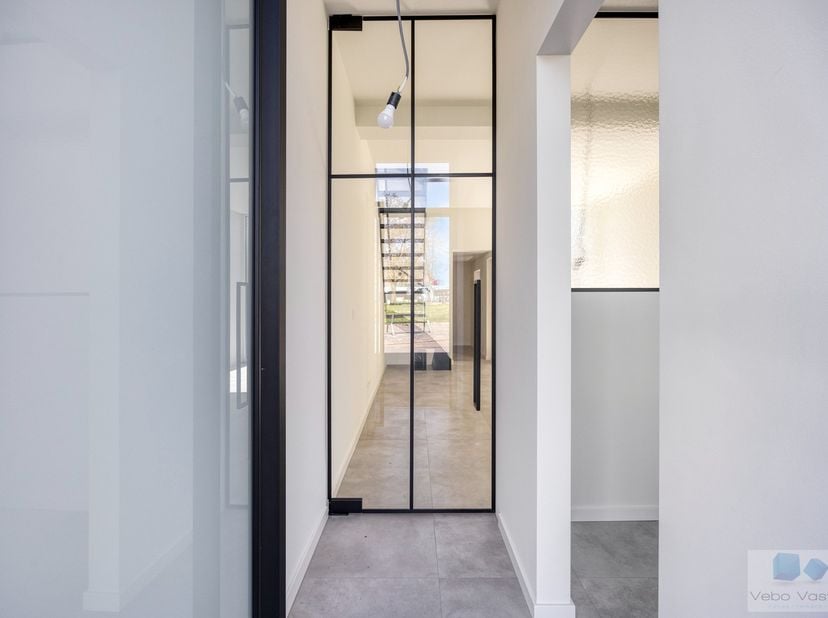 Op een uitstekende locatie te Lier bevinden zich deze 2 charmante rijwoningen met 3 volwaardige slaapkamers en gezellige stadstuin.<br />
&amp;nbsp;<br />