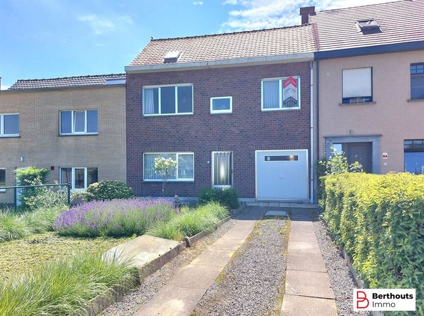 Super gelegen rijwoning met terras, voortuin alsook een garage met mooi zicht op de velden.<br />
 De gelijkvloers heeft een gezellige living met aans
