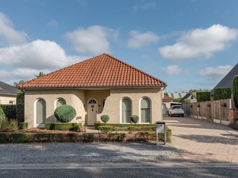 Gelegen aan de rustige Marsestraat die enkel toegankelijk is voor lokaal verkeer vinden we deze mooie woning terug.&amp;nbsp;Met een bouwjaar van 2002 bie