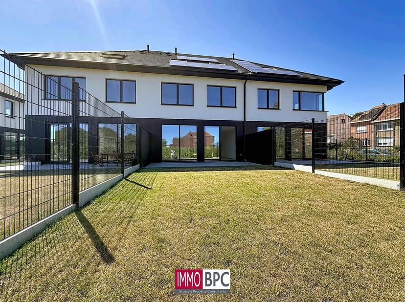 Prachtige nieuwbouwwoning in Wemmel – instapklaar met zonnige tuin<br />
Deze volledig afgewerkte driegevelwoning (ca. 250 m²) op 210 m² grond combin