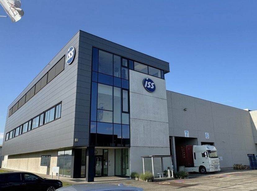 494m² instapklaar kantoor met mogelijkheid tot 288m² magazijn<br />
Ligging: aan de kleine stadsring in de voorhaven van Gent met vlotte verbinding na