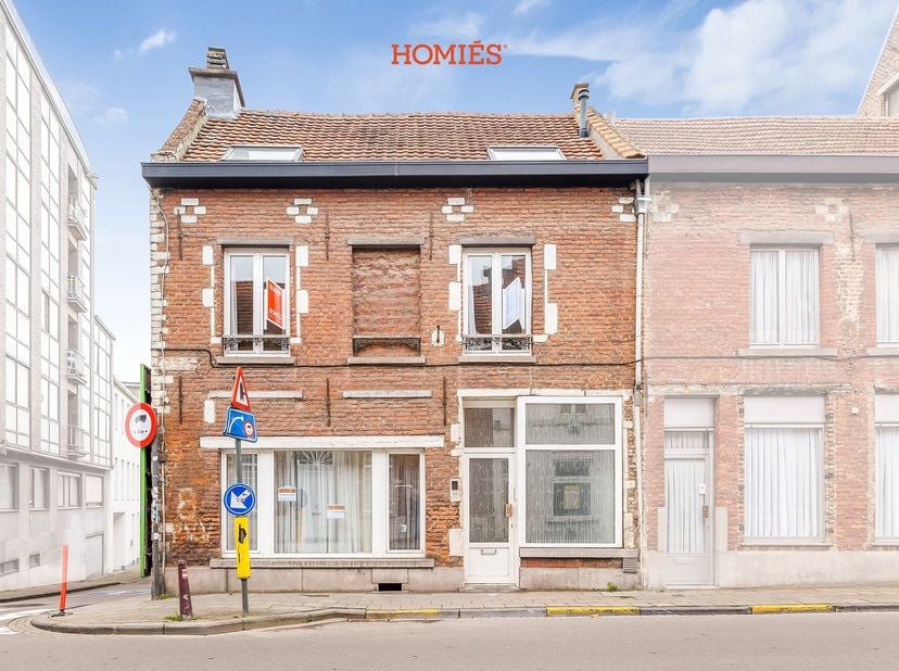Deze karaktervolle studentenwoning beschikt over 7 comfortabele studentenkamers met gedeeld sanitair. Gelegen op een uitermate strategische locatie in