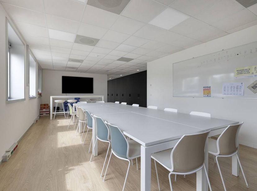 Bureau d'environ 225 m² à louer à Ypres. Le bureau est situé à proximité de différentes routes d'accès et de l'autoroute. <br />
<br />
De plus, le bu