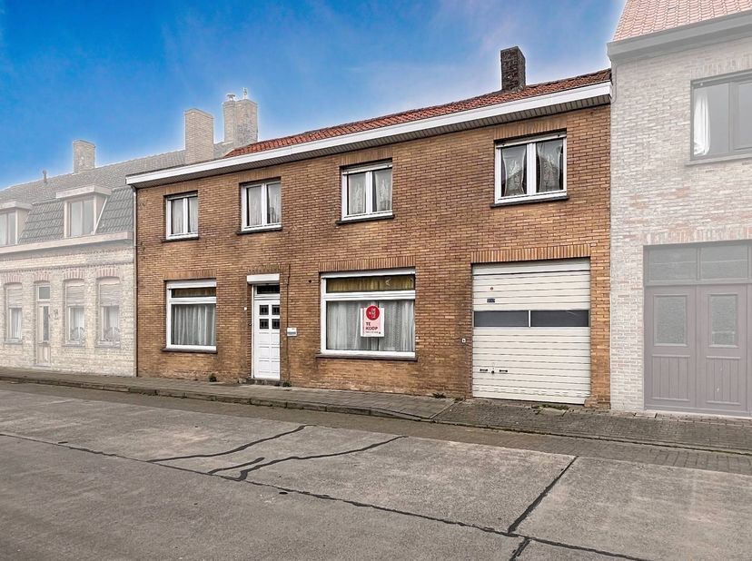 Op zoek naar een renovatieproject met ruimte en potentieel in een rustige, landelijke omgeving? Ontdek deze ruime woning met tuin en garage in de Beve