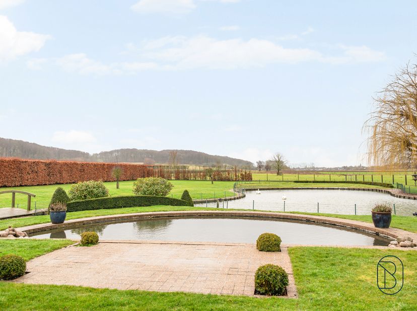 Te koop: unieke eigendom met paardenstallen/loods op 3,38 hectare genietend van een prachtig zicht op de Vlaamse Ardennen.<br />
In het landelijke Mel