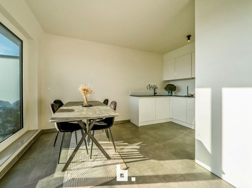 Nieuwbouwappartement met twee slaapkamers<br />
Dit energieneutrale appartement biedt alles wat nodig is om uiterst comfortabel te wonen. Het appartem
