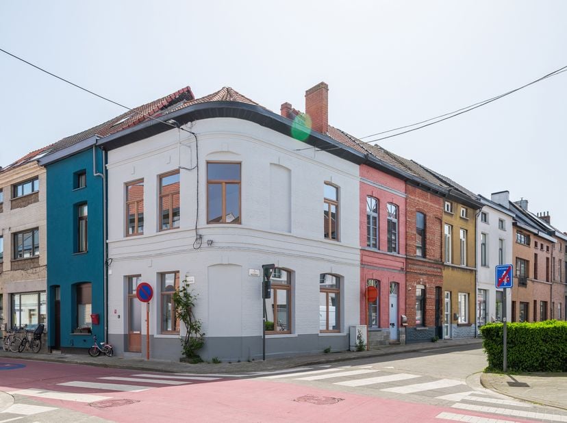 In een rustige straat nabij station Gent-Dampoort en op wandelafstand van het historisch centrum van Gent bevindt zich deze prachtig vernieuwde woning