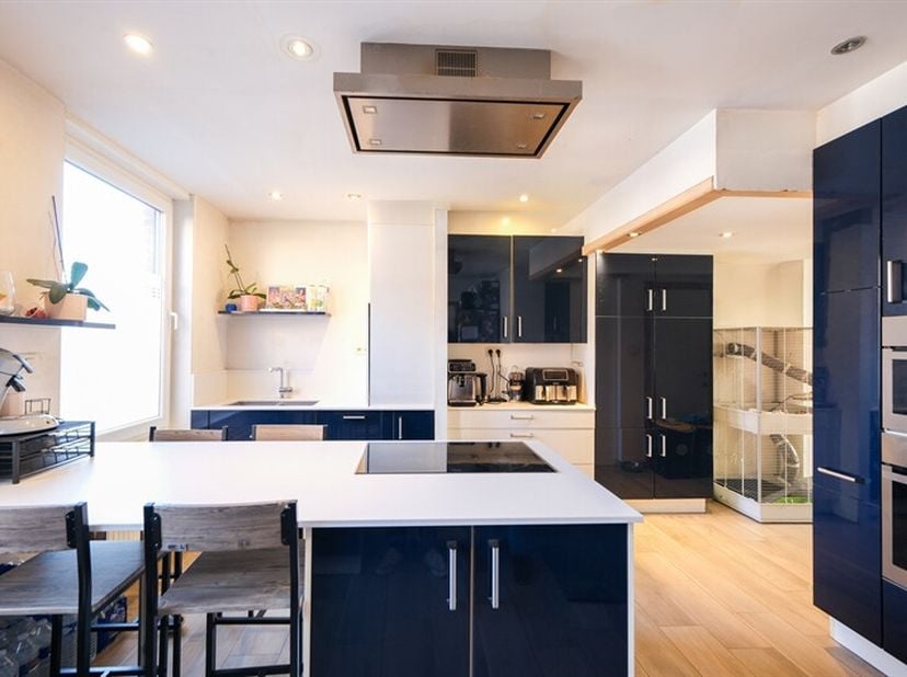 Maison de ville aux volumes généreux, idéalement située en plein coeur du centre de Mouscron.<br />
Venez découvrir cette charmante habitation 5 chamb