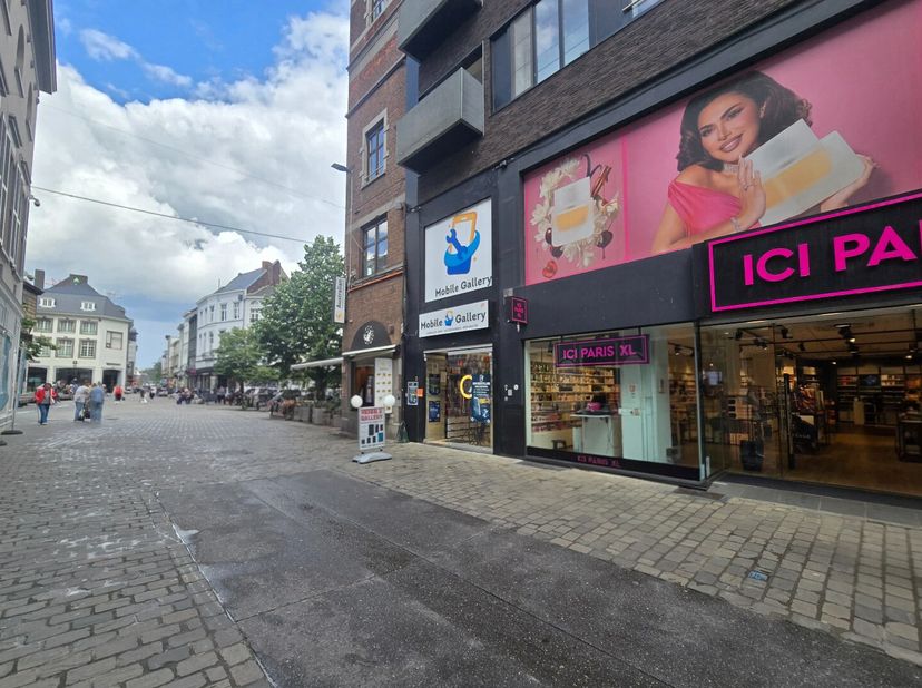 Uitstekend gelegen handelspand van ca. 45 m² op een absolute AAA-locatie in het centrum van Hasselt.<br />
Gelegen aan de Koning Albertstraat, dé hoof