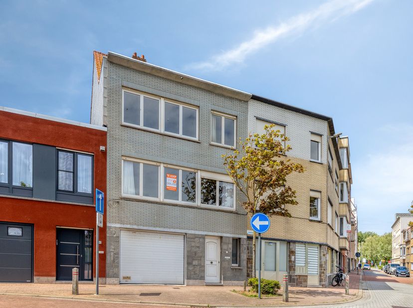Deze lichtrijke &amp;amp; degelijk gebouwde bel-étage met 4 SLAAPKAMERS, GARAGE en ZONNIGE TUIN biedt een ZEE aan RUIMTE! Totale grondopp. 164m2. Deze te