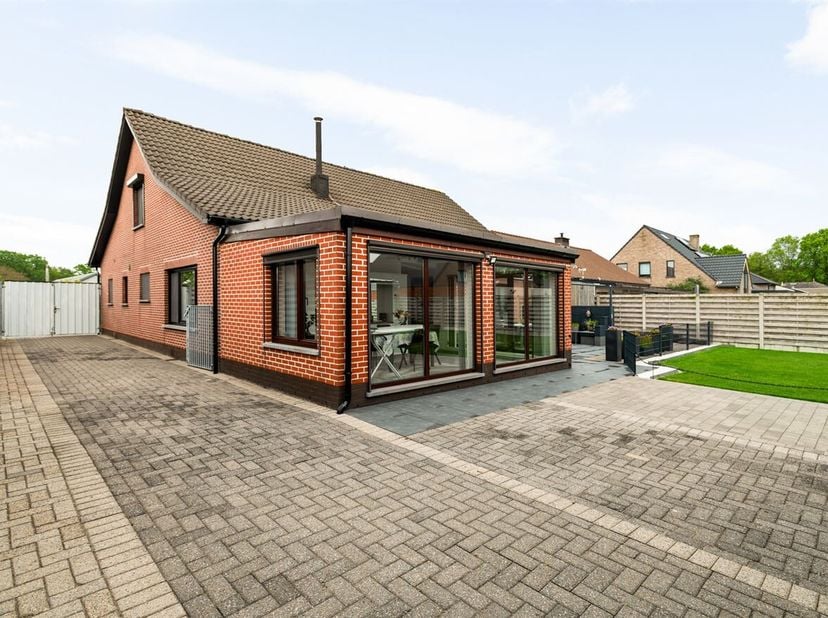 Maison spacieuse sur un terrain d'environ 788 m²<br />
Aménagement :<br />
Rez-de-chaussée :<br />
Hall d'entrée avec toilettes invités, espace de vie