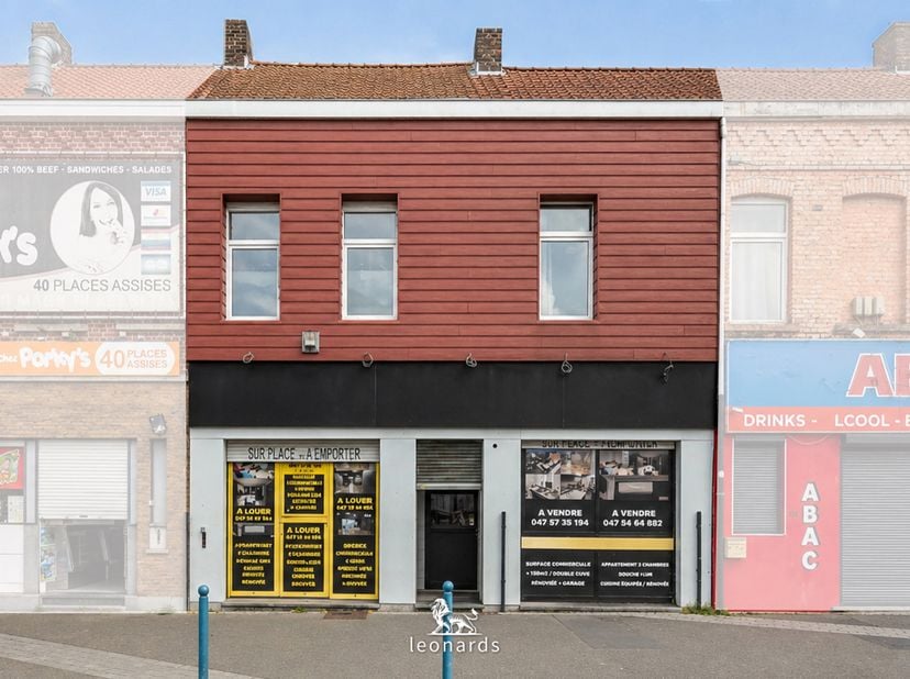 Hier zijn de vertalingen voor de handelswoonst in Menen:<br />
<br />
Frans<br />
Immeuble commercial avec logement idéalement situé avec une visibili