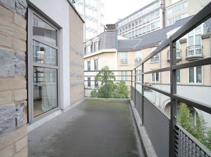 Très bel appartement 2 chambres de 105 m² avec terrasse de 12 m² situé au 3ème étage de l'immeuble situé à proximité du Goulet de l'avenue Louise et d
